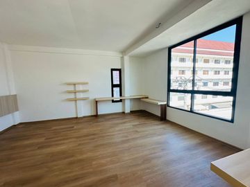 4-story building for sale in the Chiang Mai moat, Can open business, hotel, hostel