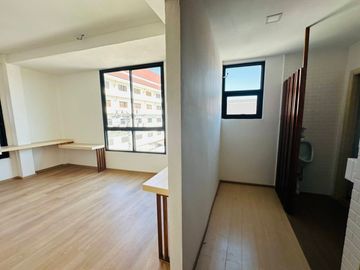 4-story building for sale in the Chiang Mai moat, Can open business, hotel, hostel