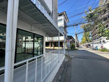 4-story building for sale in the Chiang Mai moat, Can open business, hotel, hostel