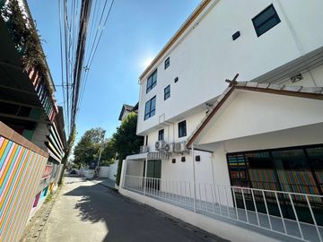 4-story building for sale in the Chiang Mai moat, Can open business, hotel, hostel