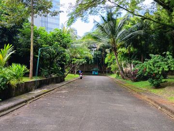 DISEWAKAN RUMAH MODERN MEWAH di Cluster Graha Taman, Bintaro Sektor 9