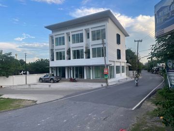 Commercial building for sale on the chonprathan rd, near Suthep Municipality, convenient transportation, with parking