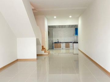 Commercial building for sale on the chonprathan rd, near Suthep Municipality, convenient transportation, with parking