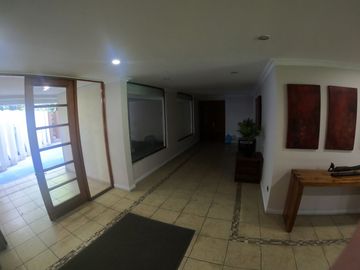 Oportunidad Unica: Hermoso depto. en Av Las Condes, a pasos de Av La Dehesa