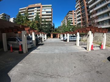 Oportunidad Unica: Hermoso depto. en Av Las Condes, a pasos de Av La Dehesa