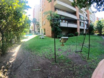 Oportunidad Unica: Hermoso depto. en Av Las Condes, a pasos de Av La Dehesa