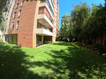 Oportunidad Unica: Hermoso depto. en Av Las Condes, a pasos de Av La Dehesa