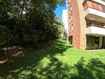 Oportunidad Unica: Hermoso depto. en Av Las Condes, a pasos de Av La Dehesa