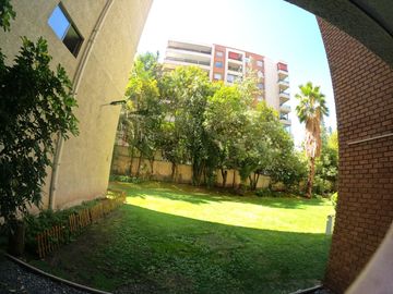 Oportunidad Unica: Hermoso depto. en Av Las Condes, a pasos de Av La Dehesa