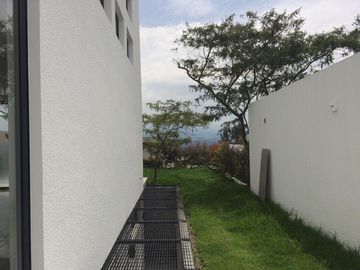VENTA CASA MINIMALISTA SECTOR TACURI ENTRE NAYÓN Y TANDA CON PISCINA