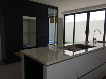 VENTA CASA MINIMALISTA SECTOR TACURI ENTRE NAYÓN Y TANDA CON PISCINA
