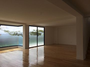 VENTA CASA MINIMALISTA SECTOR TACURI ENTRE NAYÓN Y TANDA CON PISCINA