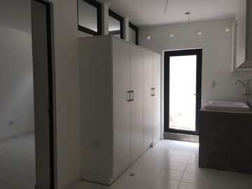 VENTA CASA MINIMALISTA SECTOR TACURI ENTRE NAYÓN Y TANDA CON PISCINA