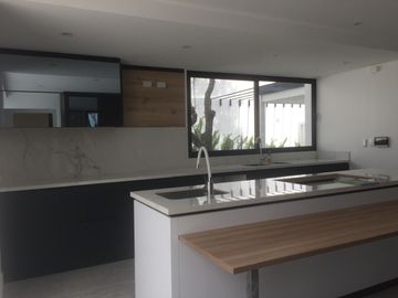 VENTA CASA MINIMALISTA SECTOR TACURI ENTRE NAYÓN Y TANDA CON PISCINA