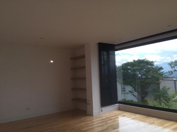 VENTA CASA MINIMALISTA SECTOR TACURI ENTRE NAYÓN Y TANDA CON PISCINA
