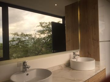 VENTA CASA MINIMALISTA SECTOR TACURI ENTRE NAYÓN Y TANDA CON PISCINA