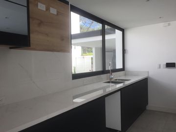 VENTA CASA MINIMALISTA SECTOR TACURI ENTRE NAYÓN Y TANDA CON PISCINA