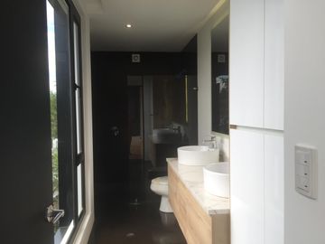 VENTA CASA MINIMALISTA SECTOR TACURI ENTRE NAYÓN Y TANDA CON PISCINA