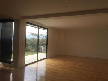 VENTA CASA MINIMALISTA SECTOR TACURI ENTRE NAYÓN Y TANDA CON PISCINA