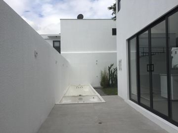 VENTA CASA MINIMALISTA SECTOR TACURI ENTRE NAYÓN Y TANDA CON PISCINA