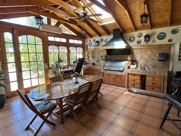 ¡Se Vende Casa en Chacra Santa Julia! 1.000 m², Piscina, Quincho y Más
