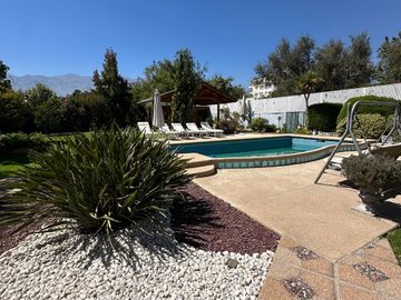 ¡Se Vende Casa en Chacra Santa Julia! 1.000 m², Piscina, Quincho y Más