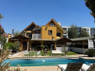 ¡Se Vende Casa en Chacra Santa Julia! 1.000 m², Piscina, Quincho y Más