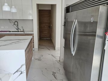 VENTA CASA - LA MARINA DE PUERTO CANCUN CON ACABADOS DE LUJO