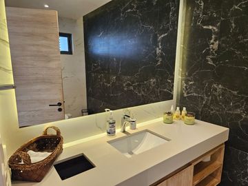 VENTA CASA - LA MARINA DE PUERTO CANCUN CON ACABADOS DE LUJO