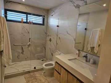 VENTA CASA - LA MARINA DE PUERTO CANCUN CON ACABADOS DE LUJO