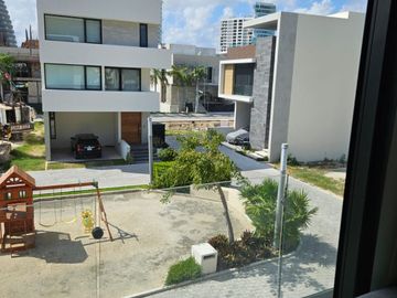 VENTA CASA - LA MARINA DE PUERTO CANCUN CON ACABADOS DE LUJO