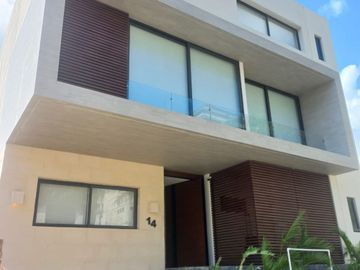 VENTA CASA - LA MARINA DE PUERTO CANCUN CON ACABADOS DE LUJO