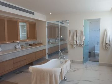VENTA CASA - LA MARINA DE PUERTO CANCUN CON ACABADOS DE LUJO