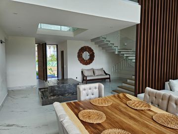 VENTA CASA - LA MARINA DE PUERTO CANCUN CON ACABADOS DE LUJO
