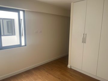 VENDO BONITO DPTO DUPLEX DE ESTRENO EN QUINTO PISO EN SURCO FRENTE A PARQUE