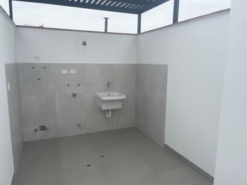 VENDO BONITO DPTO DUPLEX DE ESTRENO EN QUINTO PISO EN SURCO FRENTE A PARQUE