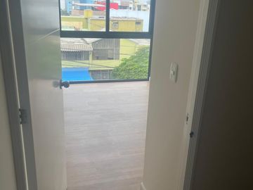 VENDO BONITO DPTO DE ESTRENO EN CUARTO PISO EN SURCO FRENTE A PARQUE