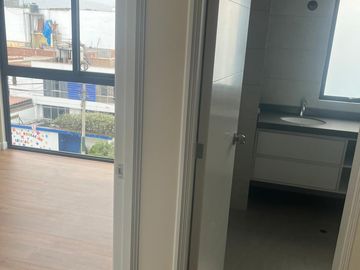 VENDO BONITO DPTO DE ESTRENO EN CUARTO PISO EN SURCO FRENTE A PARQUE