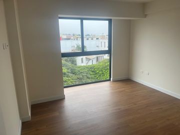 VENDO BONITO DPTO DE ESTRENO EN CUARTO PISO EN SURCO FRENTE A PARQUE