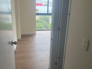 VENDO BONITO DPTO DE ESTRENO EN CUARTO PISO EN SURCO FRENTE A PARQUE