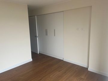 VENDO BONITO DPTO DE ESTRENO EN CUARTO PISO EN SURCO FRENTE A PARQUE