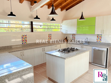 Vendo Hermosa Casa Campestre en Parcelación en La Ceja del Tambo