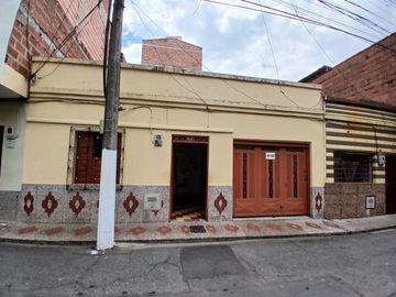 Venta hermosa casa, Barrio La Asunción, Copacabana.