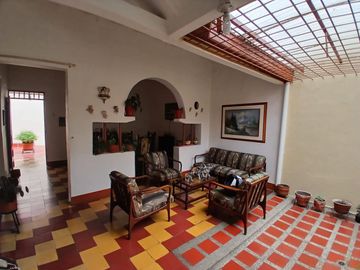 Venta hermosa casa, Barrio La Asunción, Copacabana.