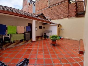 Venta hermosa casa, Barrio La Asunción, Copacabana.