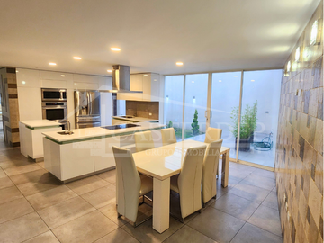 Venta de casa dentro de Urb. en el Norte de Quito