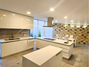 Venta de casa dentro de Urb. en el Norte de Quito