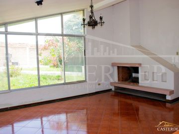 Vendo casa independiente en la Mitad del Mundo