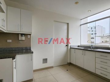 Se Vende Iluminado Departamento De 3 Habitaciones Cerca Del Malecón En Miraflores