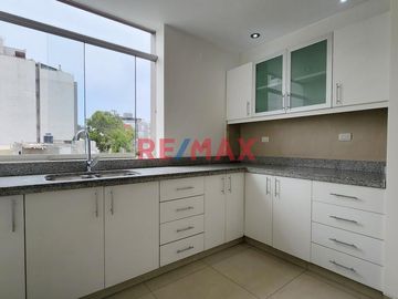 Se Vende Iluminado Departamento De 3 Habitaciones Cerca Del Malecón En Miraflores
